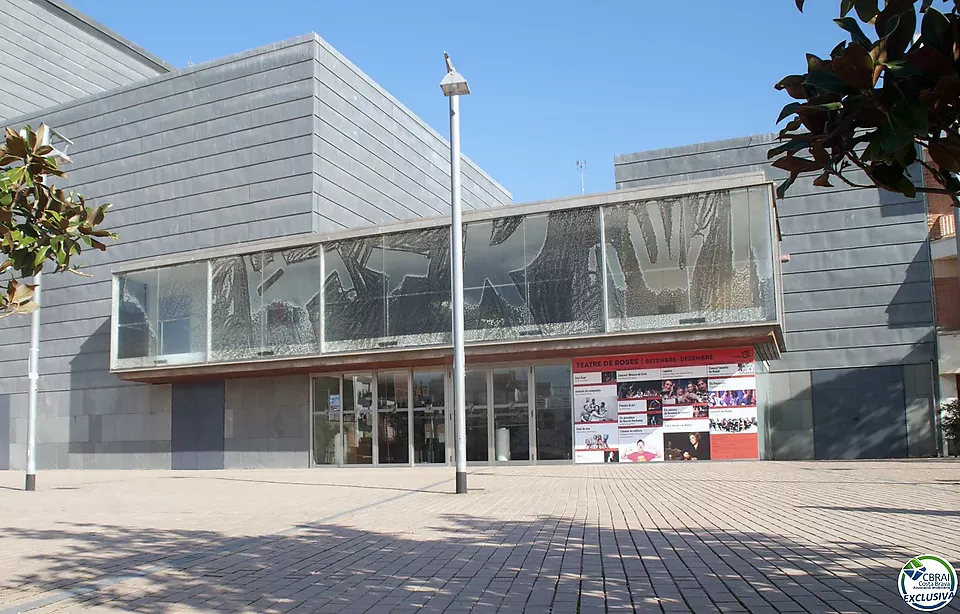 Casa de pueblo totalmente reformada en pleno centro de Roses.