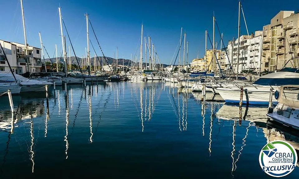 PORT MOXÓ  Appartement vue canal avec amarre, parking et débarras