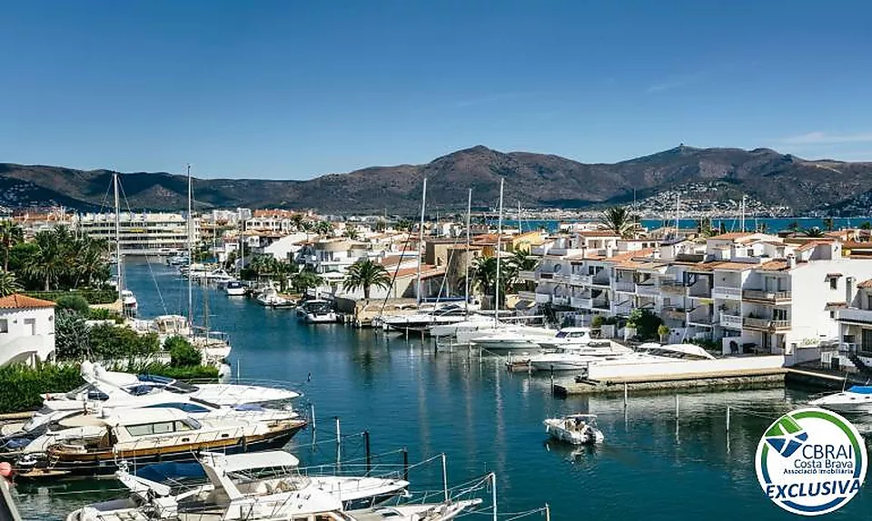 PORT MOXÓ  Appartement vue canal avec amarre, parking et débarras