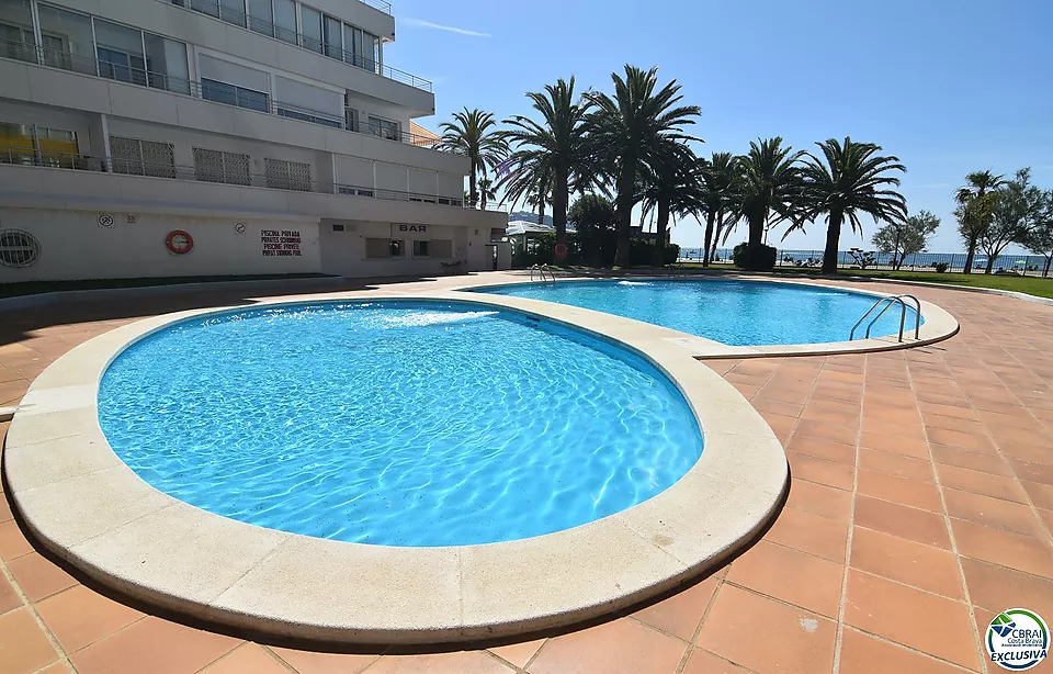 Apartament, a Roses, a primera línia de mar amb piscines comunitàries.