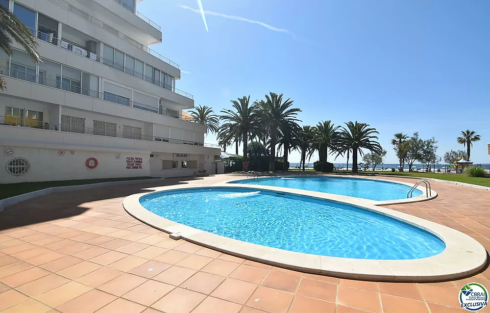 Apartament, a Roses, a primera línia de mar amb piscines comunitàries.