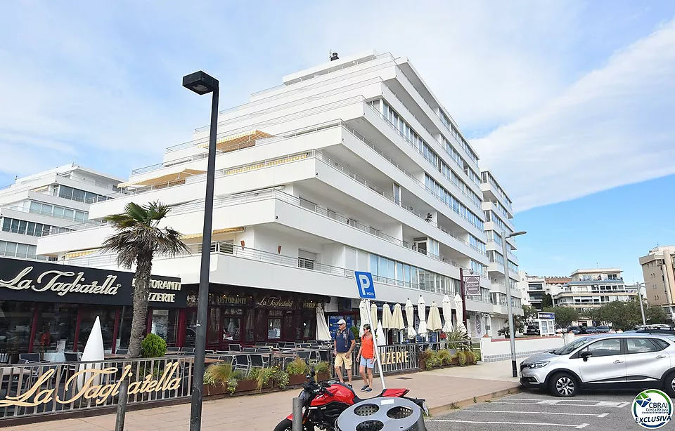 Apartment in Roses, direkt am Meer mit Gemeinschaftspools.