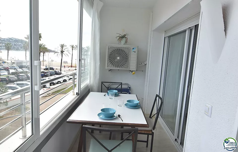 Apartamento, en Roses, en primera linea de mar con piscinas comunitarias.