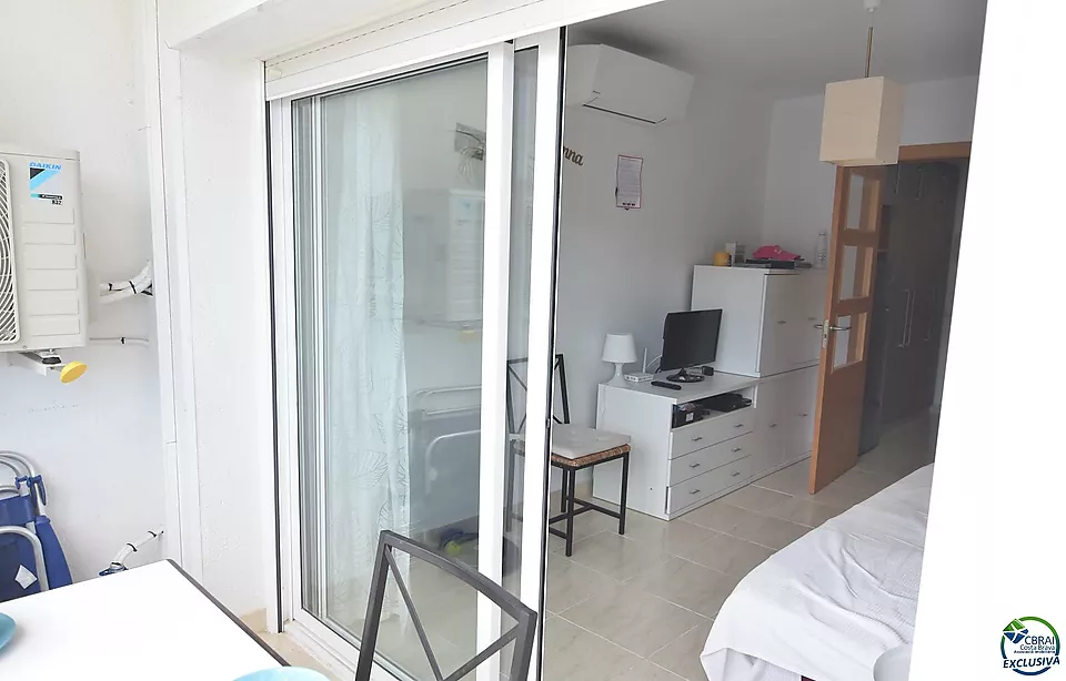 Apartament, a Roses, a primera línia de mar amb piscines comunitàries.