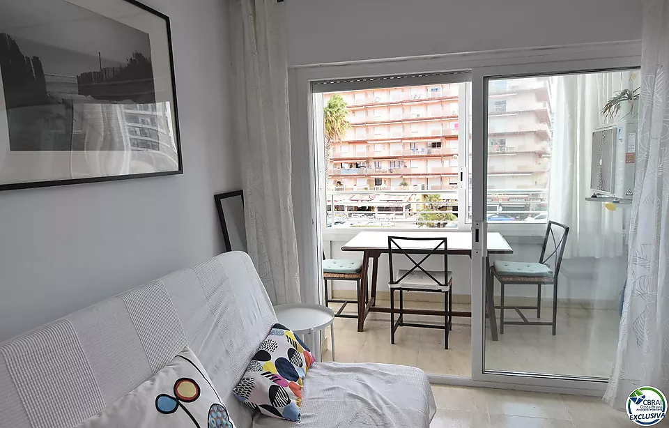 Apartamento, en Roses, en primera linea de mar con piscinas comunitarias.