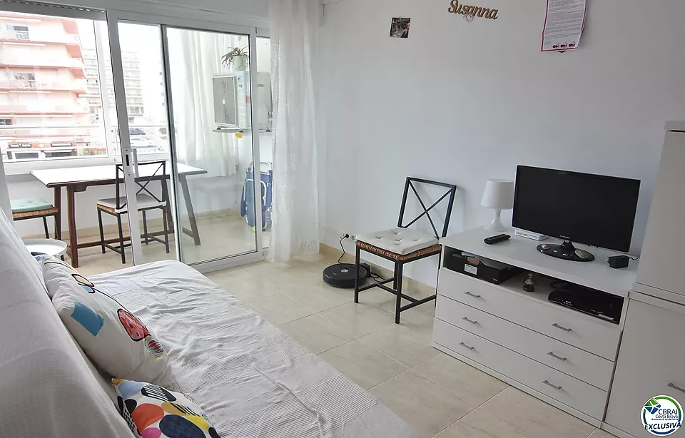 Apartamento, en Roses, en primera linea de mar con piscinas comunitarias.