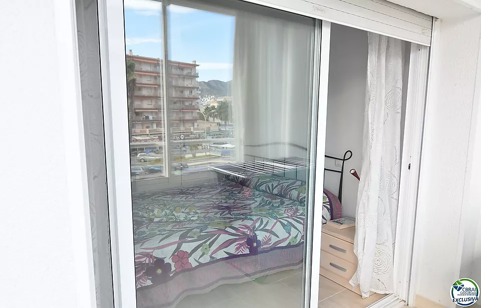 Apartamento, en Roses, en primera linea de mar con piscinas comunitarias.