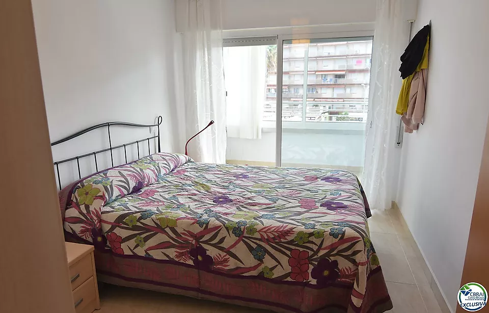 Apartament, a Roses, a primera línia de mar amb piscines comunitàries.