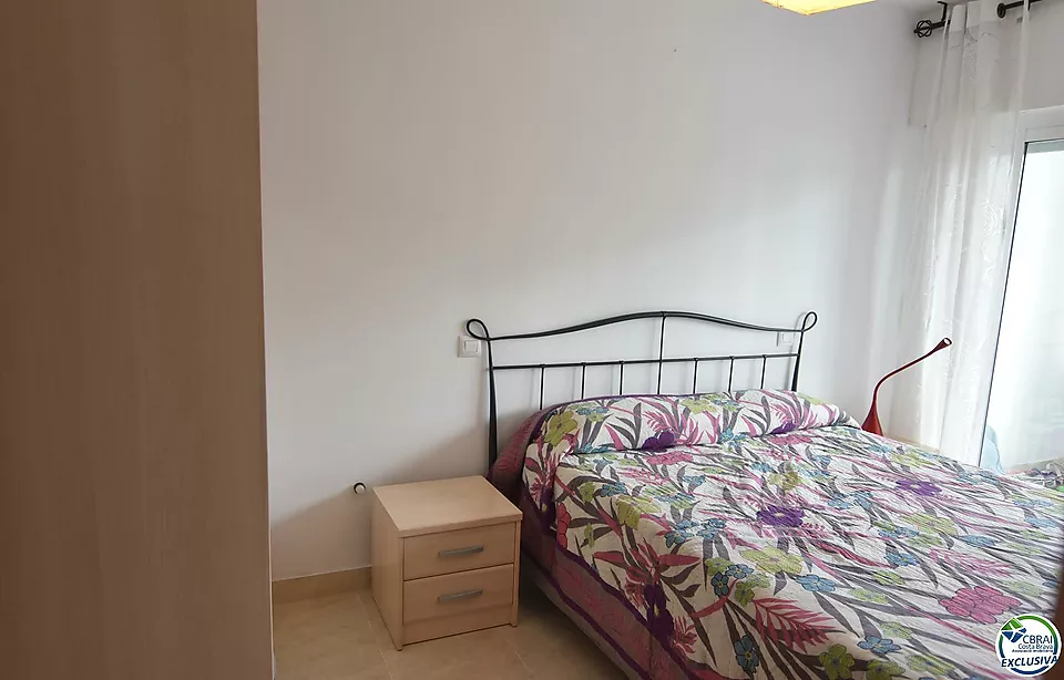 Apartament, a Roses, a primera línia de mar amb piscines comunitàries.