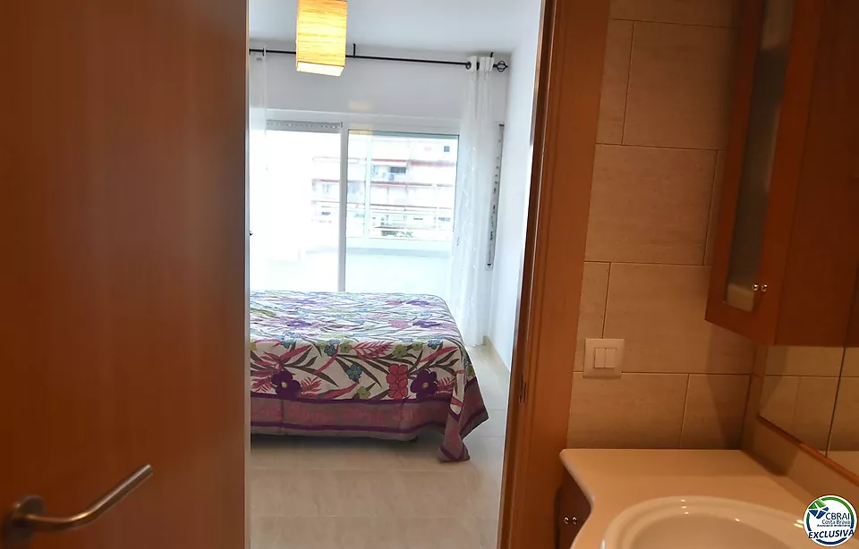 Apartament, a Roses, a primera línia de mar amb piscines comunitàries.