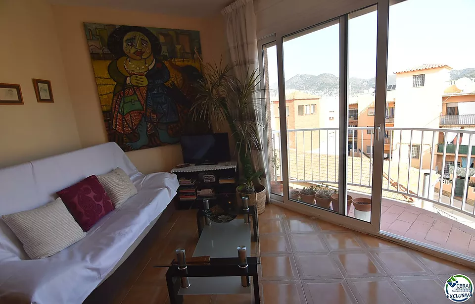 Apartment located in the center of Roses just 600m from the beach