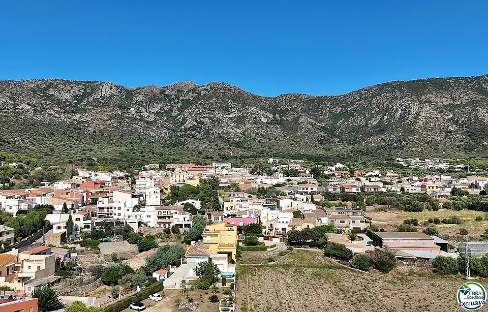 Grande maison de village au cœur de Palau Saverdera.