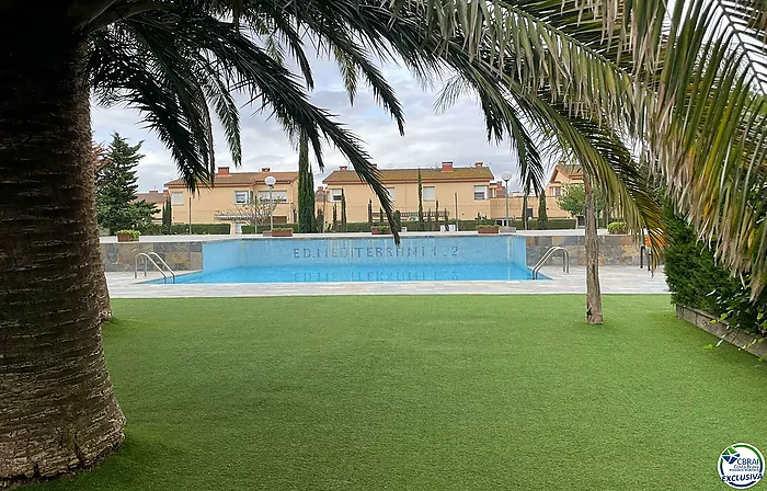 Apartment mit einem Schlafzimmer in einem schönen Gebäude mit Garten, Pool und Parkplatz