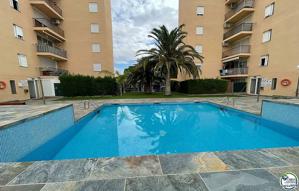 Apartament d´un dormitori en bonic edifici amb jardí, piscina i pàrquing