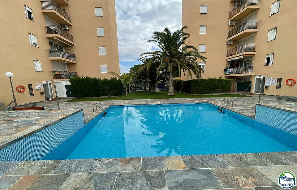 Apartament d´un dormitori en bonic edifici amb jardí, piscina i pàrquing