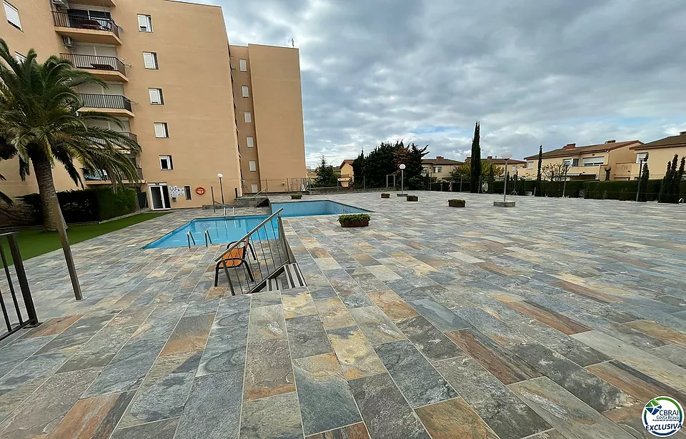 Apartament d´un dormitori en bonic edifici amb jardí, piscina i pàrquing