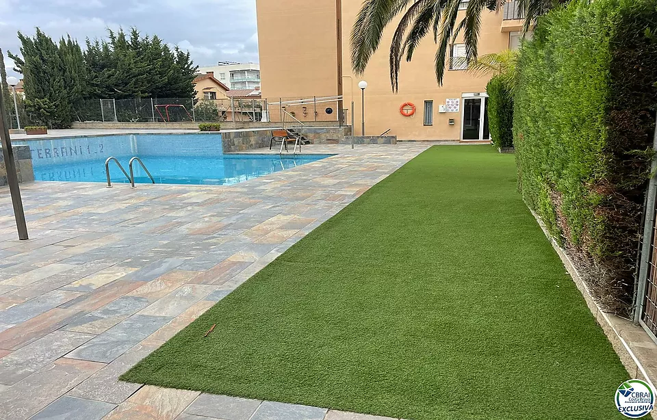 Apartament d´un dormitori en bonic edifici amb jardí, piscina i pàrquing