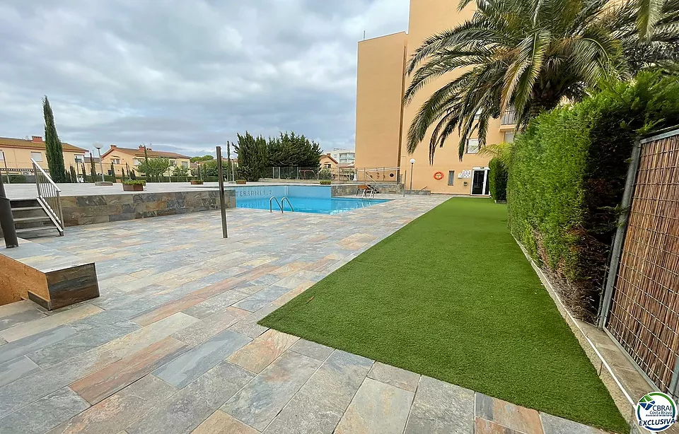 Apartament d´un dormitori en bonic edifici amb jardí, piscina i pàrquing