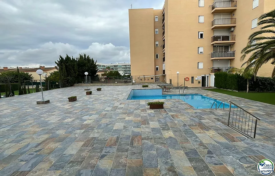 Apartament d´un dormitori en bonic edifici amb jardí, piscina i pàrquing