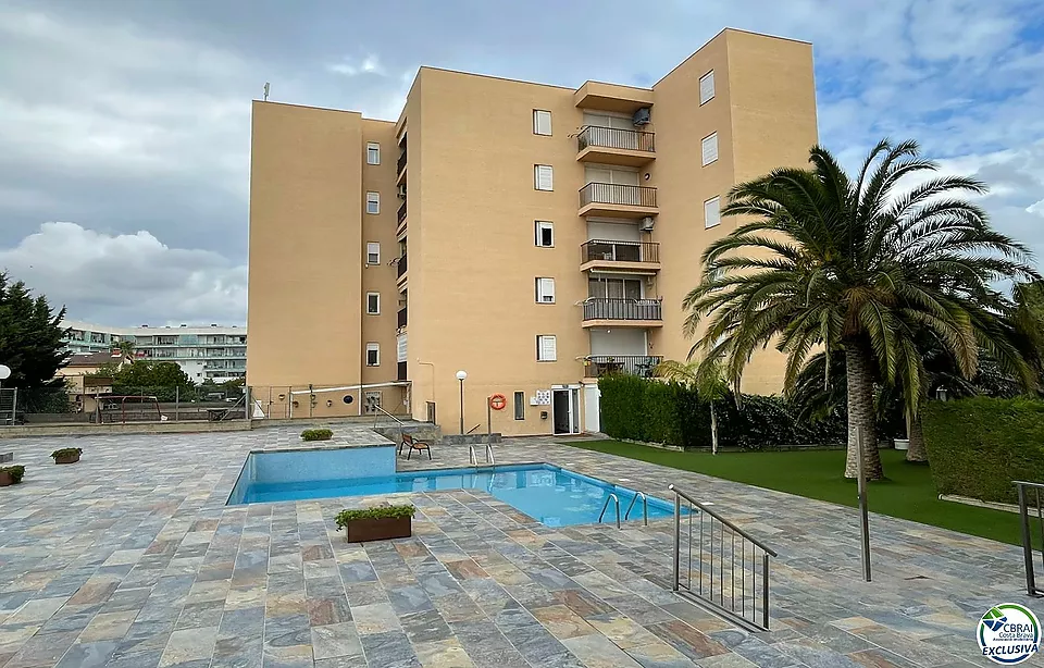 Apartament d´un dormitori en bonic edifici amb jardí, piscina i pàrquing