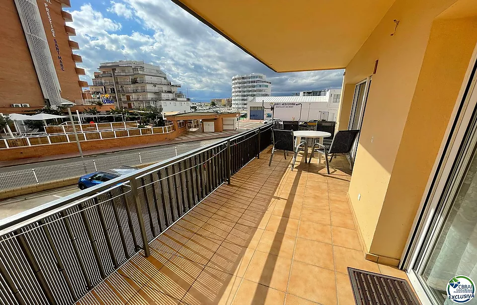 Appartement spacieux à 200 mètres de la plage, 2 chambres, grande terrasse, parking