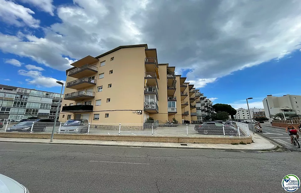 Appartement spacieux à 200 mètres de la plage, 2 chambres, grande terrasse, parking