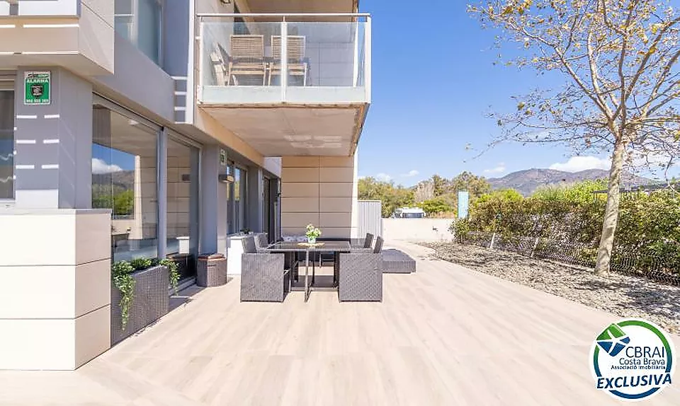 CLOT DELS FRANQUETS Rez-de-chaussée avec 3 chambres avec 224 m2 de terrasse et jardin à 200m de la plage