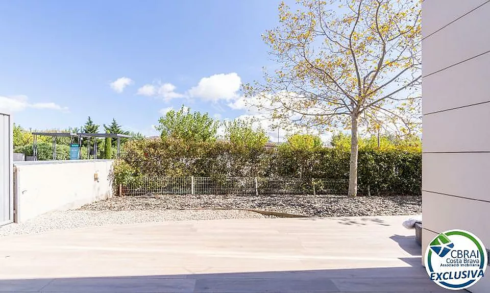 CLOT DELS FRANQUETS Rez-de-chaussée avec 3 chambres avec 224 m2 de terrasse et jardin à 200m de la plage