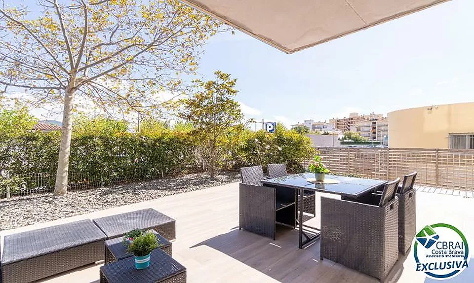 CLOT DELS FRANQUETS Rez-de-chaussée avec 3 chambres avec 224 m2 de terrasse et jardin à 200m de la plage