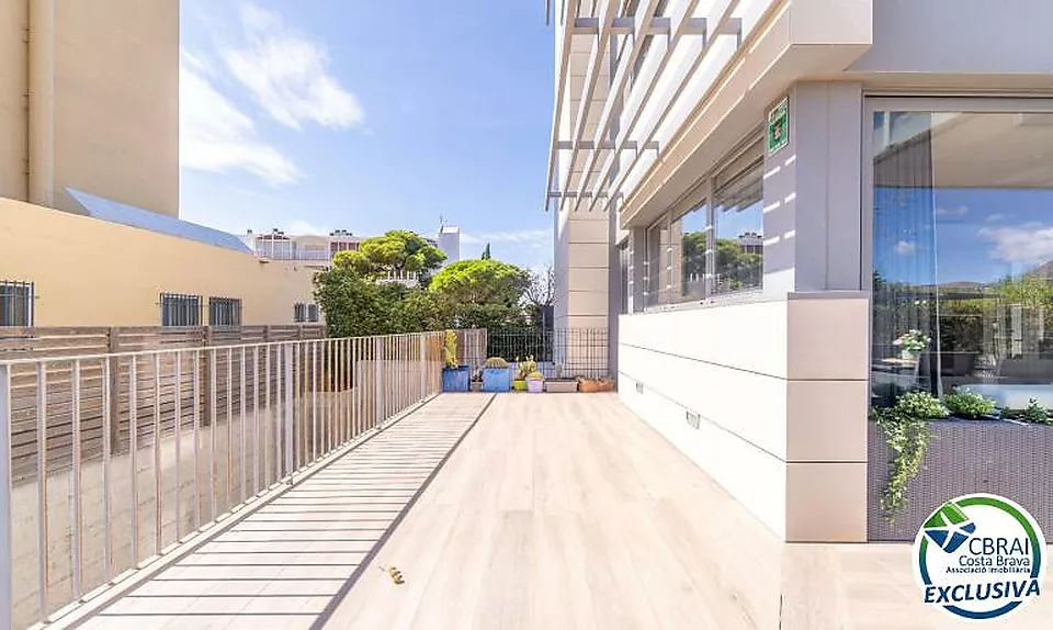 CLOT DELS FRANQUETS Rez-de-chaussée avec 3 chambres avec 224 m2 de terrasse et jardin à 200m de la plage