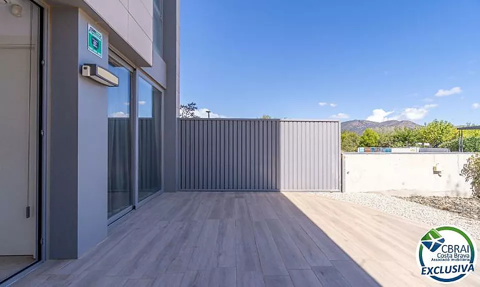 CLOT DELS FRANQUETS Rez-de-chaussée avec 3 chambres avec 224 m2 de terrasse et jardin à 200m de la plage