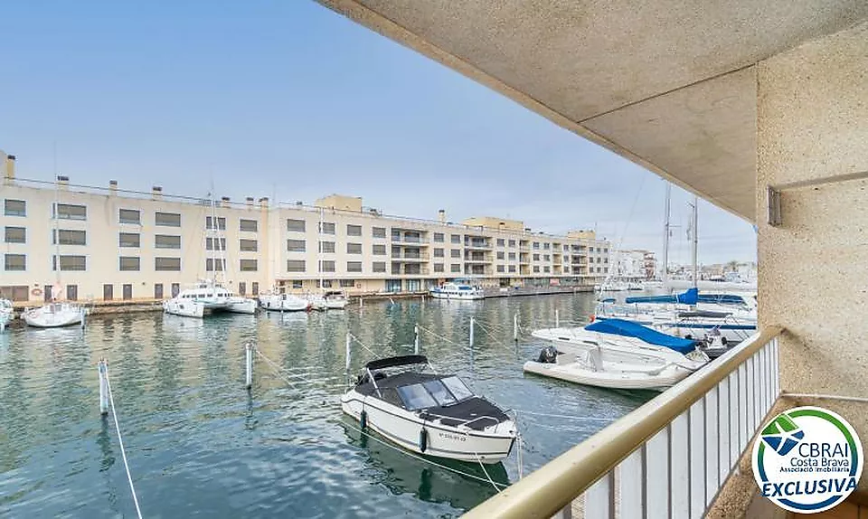 PORT MOXÓ Apartment mit Blick auf den Kanal, Liegeplatz für Segelboot und privatem Parkplatz im Freien