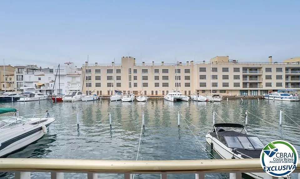 PORT MOXÓ Apartment mit Blick auf den Kanal, Liegeplatz für Segelboot und privatem Parkplatz im Freien