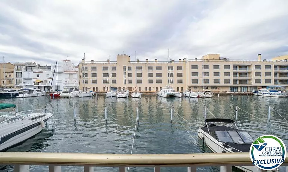 PORT MOXÓ Apartment mit Blick auf den Kanal, Liegeplatz für Segelboot und privatem Parkplatz im Freien