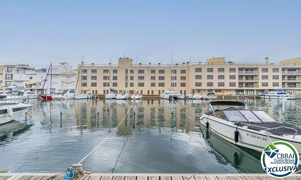 PORT MOXÓ Apartment mit Blick auf den Kanal, Liegeplatz für Segelboot und privatem Parkplatz im Freien