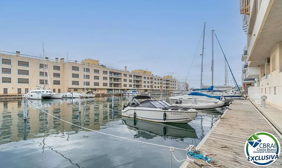 PORT MOXÓ Apartment mit Blick auf den Kanal, Liegeplatz für Segelboot und privatem Parkplatz im Freien