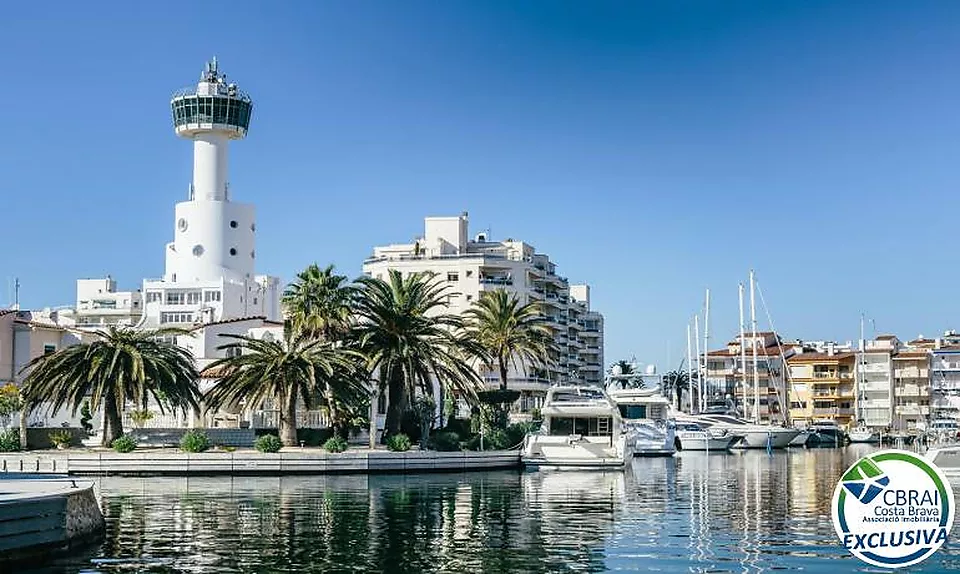 PORT MOXÓ Apartment mit Blick auf den Kanal, Liegeplatz für Segelboot und privatem Parkplatz im Freien