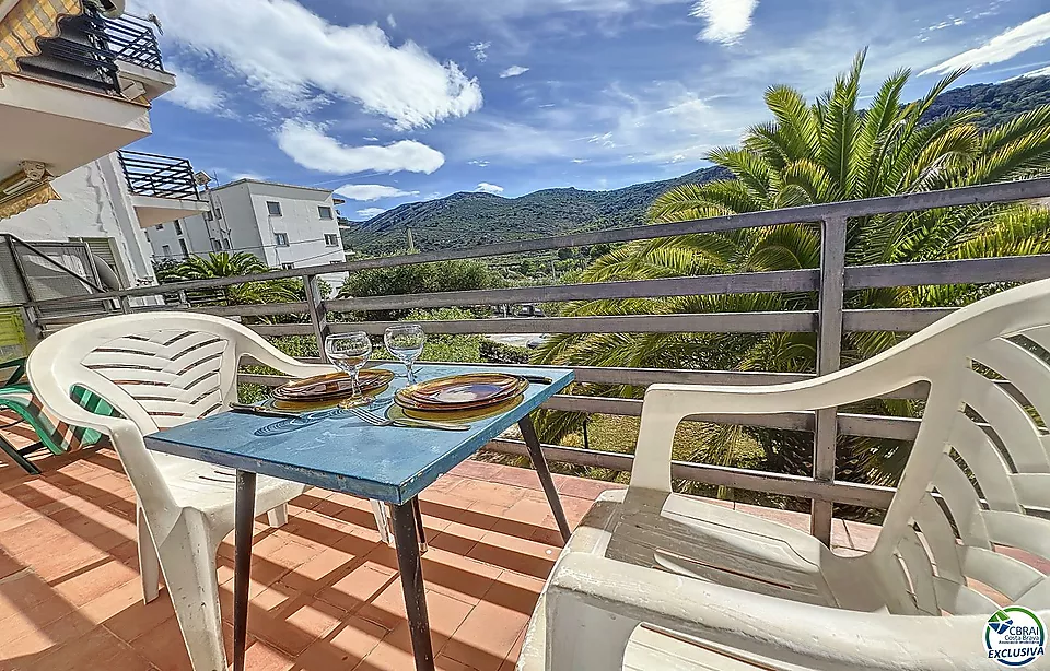 KOMFORTABLE WOHNUNG MIT BERGBLICK, TERRASSE UND PARKPLATZ