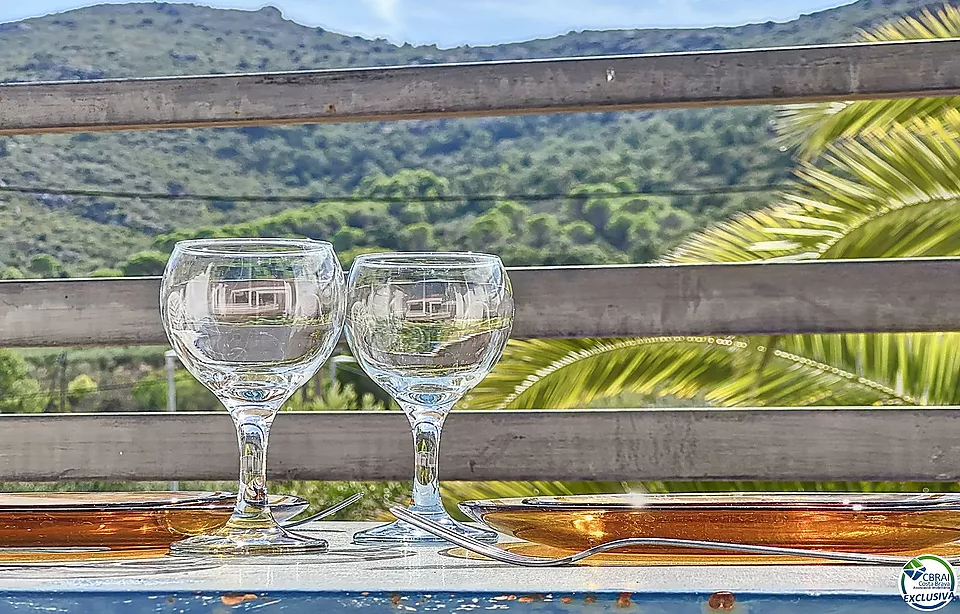 KOMFORTABLE WOHNUNG MIT BERGBLICK, TERRASSE UND PARKPLATZ