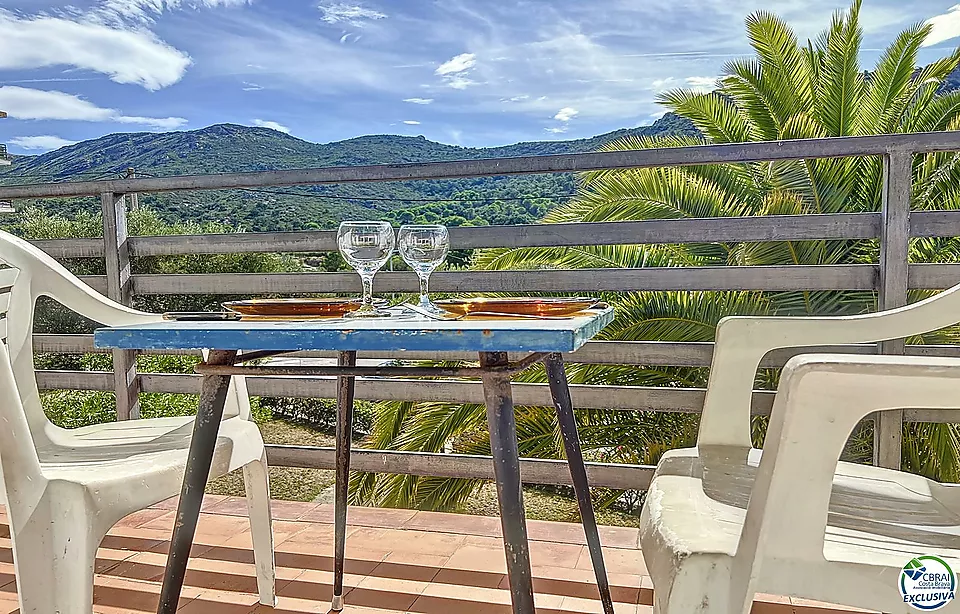 KOMFORTABLE WOHNUNG MIT BERGBLICK, TERRASSE UND PARKPLATZ