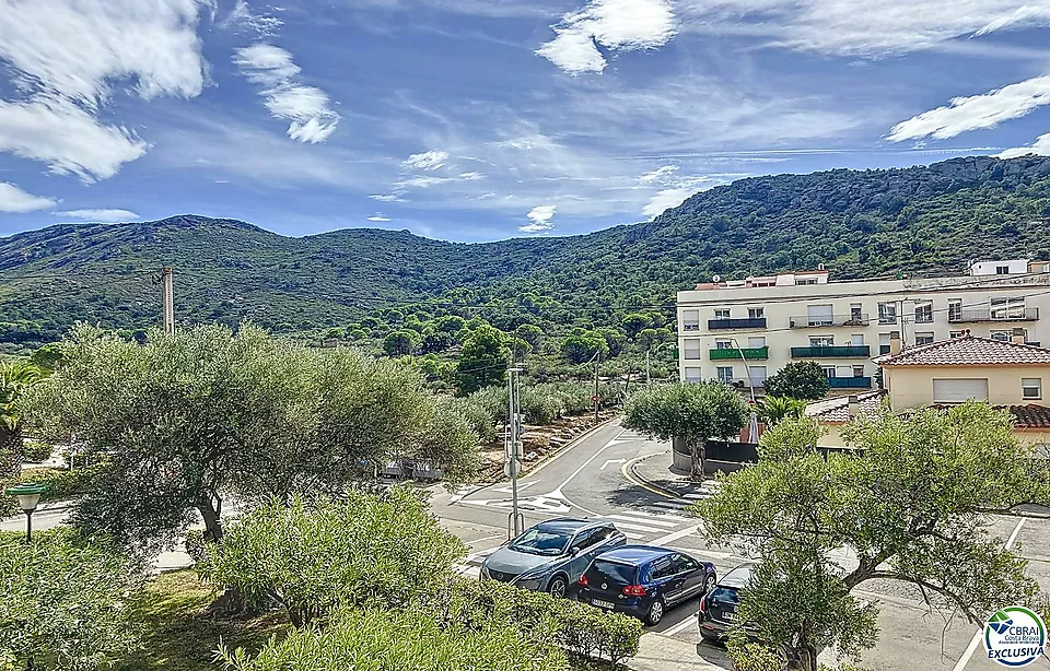 KOMFORTABLE WOHNUNG MIT BERGBLICK, TERRASSE UND PARKPLATZ