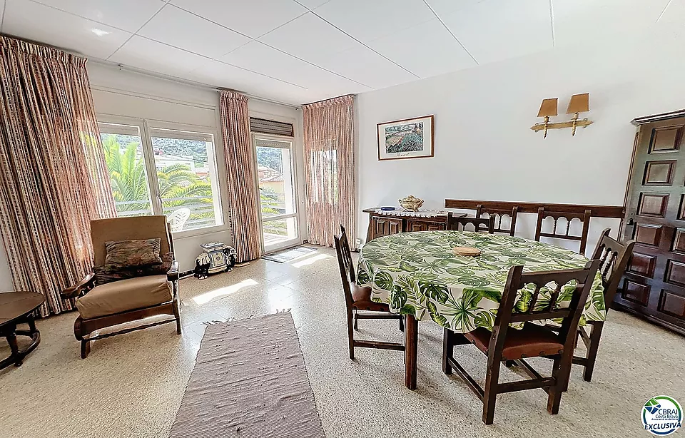 KOMFORTABLE WOHNUNG MIT BERGBLICK, TERRASSE UND PARKPLATZ