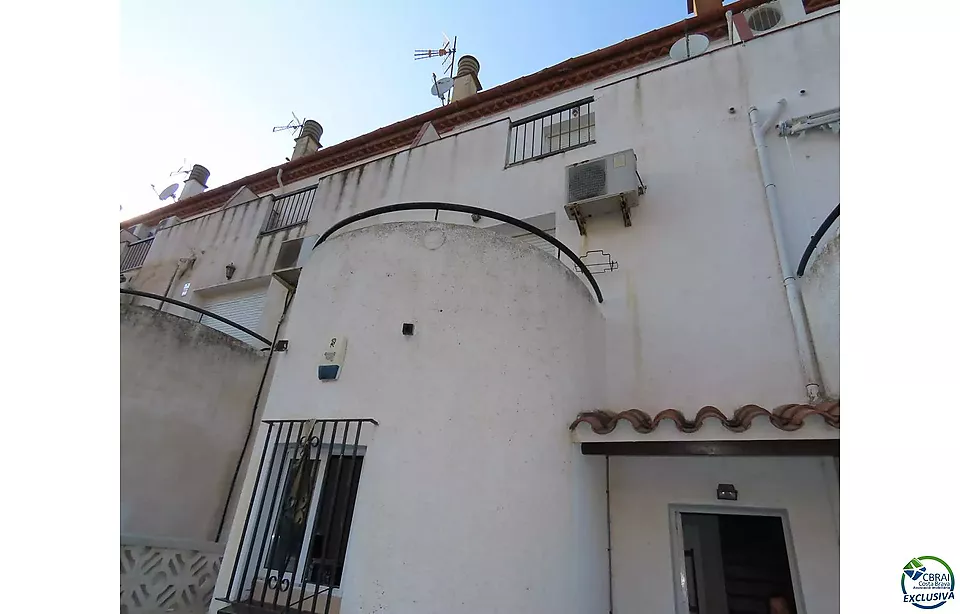 Gran casa de vacaciones en Empuriabrava, en la Costa Brava, con un estudio independiente en venta.