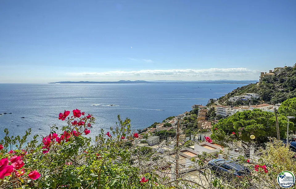 Impresionante Casa Reformada con Vistas al Mar en Canyelles Petites