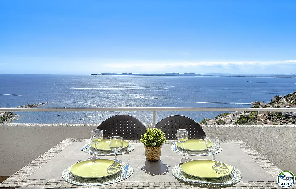 Impresionante Casa Reformada con Vistas al Mar en Canyelles Petites