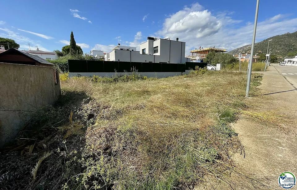 Parcela unifamiliar edificable en tranquila urbanización de Roses. ¡Buena oportunidad!