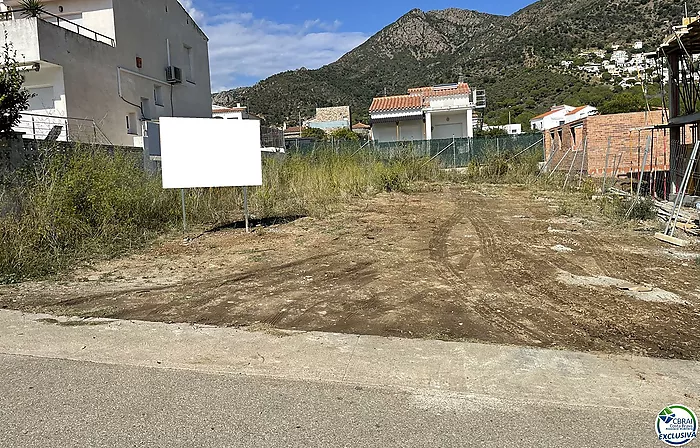 Construeix la teva nova casa a pocs minuts de la platja! Bona oportunitat!