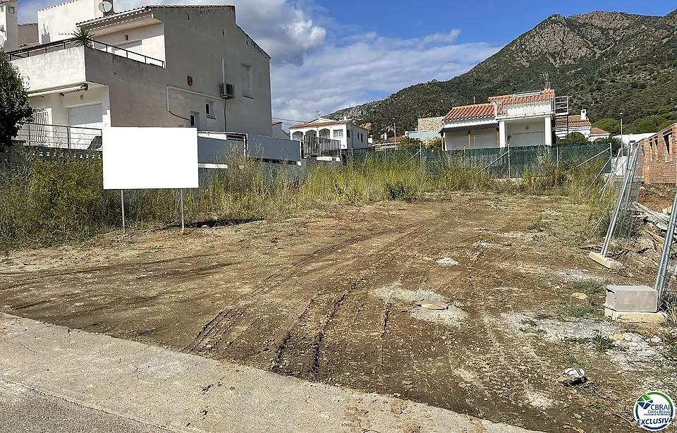 Construeix la teva nova casa a pocs minuts de la platja! Bona oportunitat!