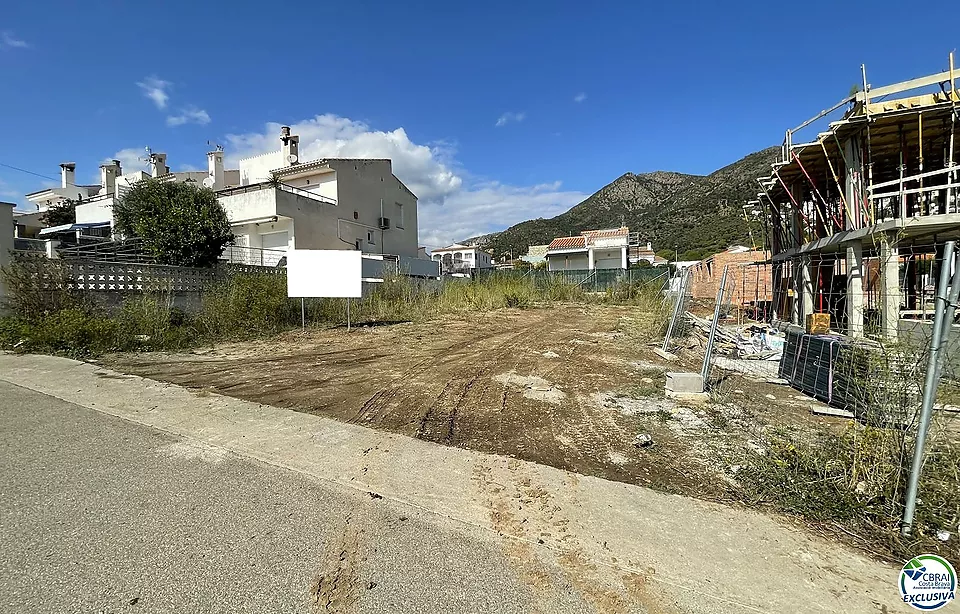 Construeix la teva nova casa a pocs minuts de la platja! Bona oportunitat!