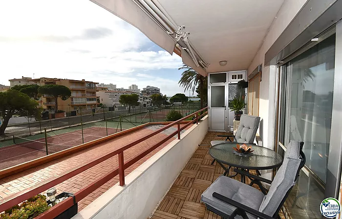 Apartament reformat amb un dormitori, vista lateral al mar i piscina comunitària